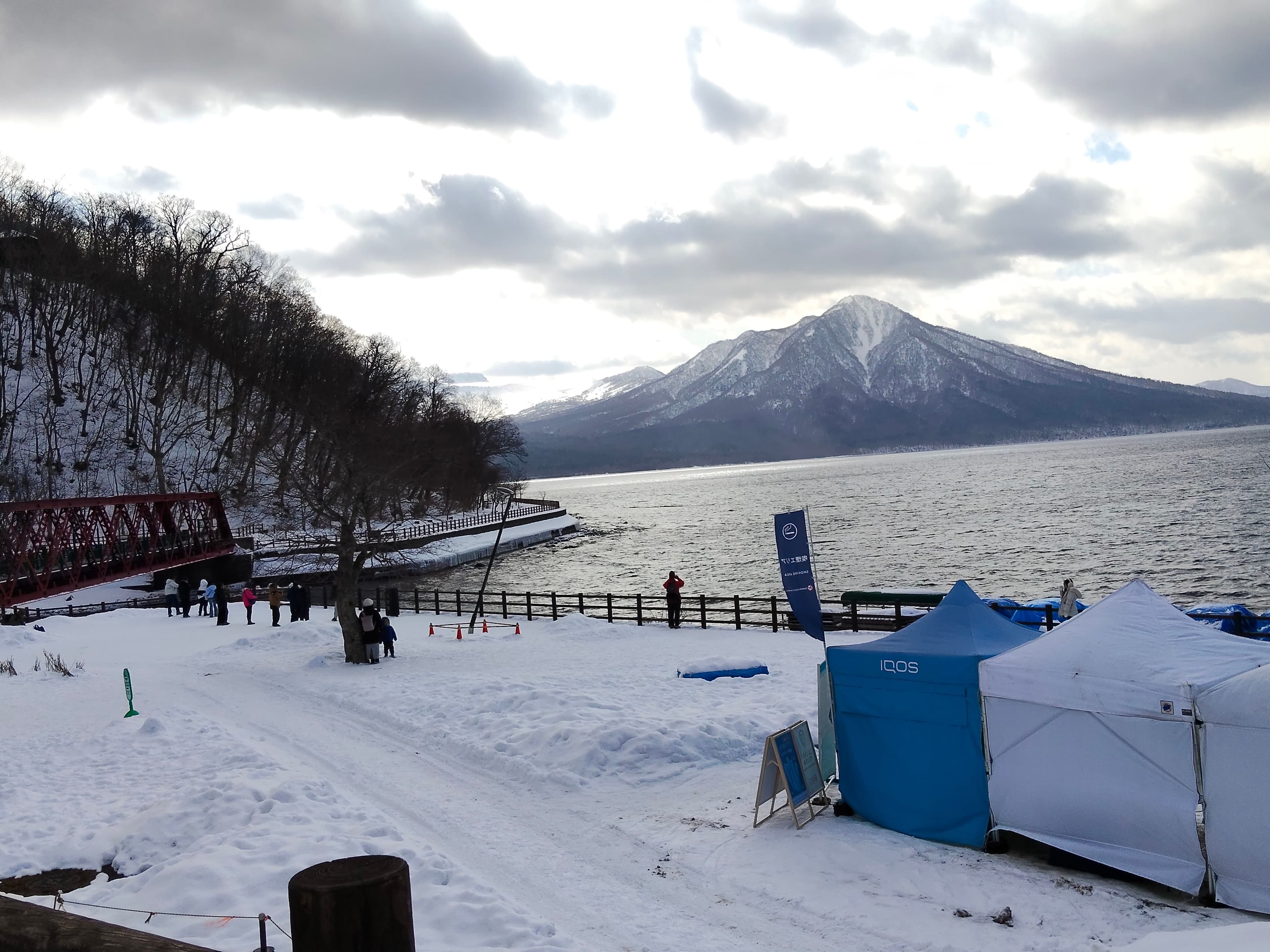 支笏湖ブルーと氷濤まつり|湖畔の秘湯・丸駒温泉に泊まる冬の一日