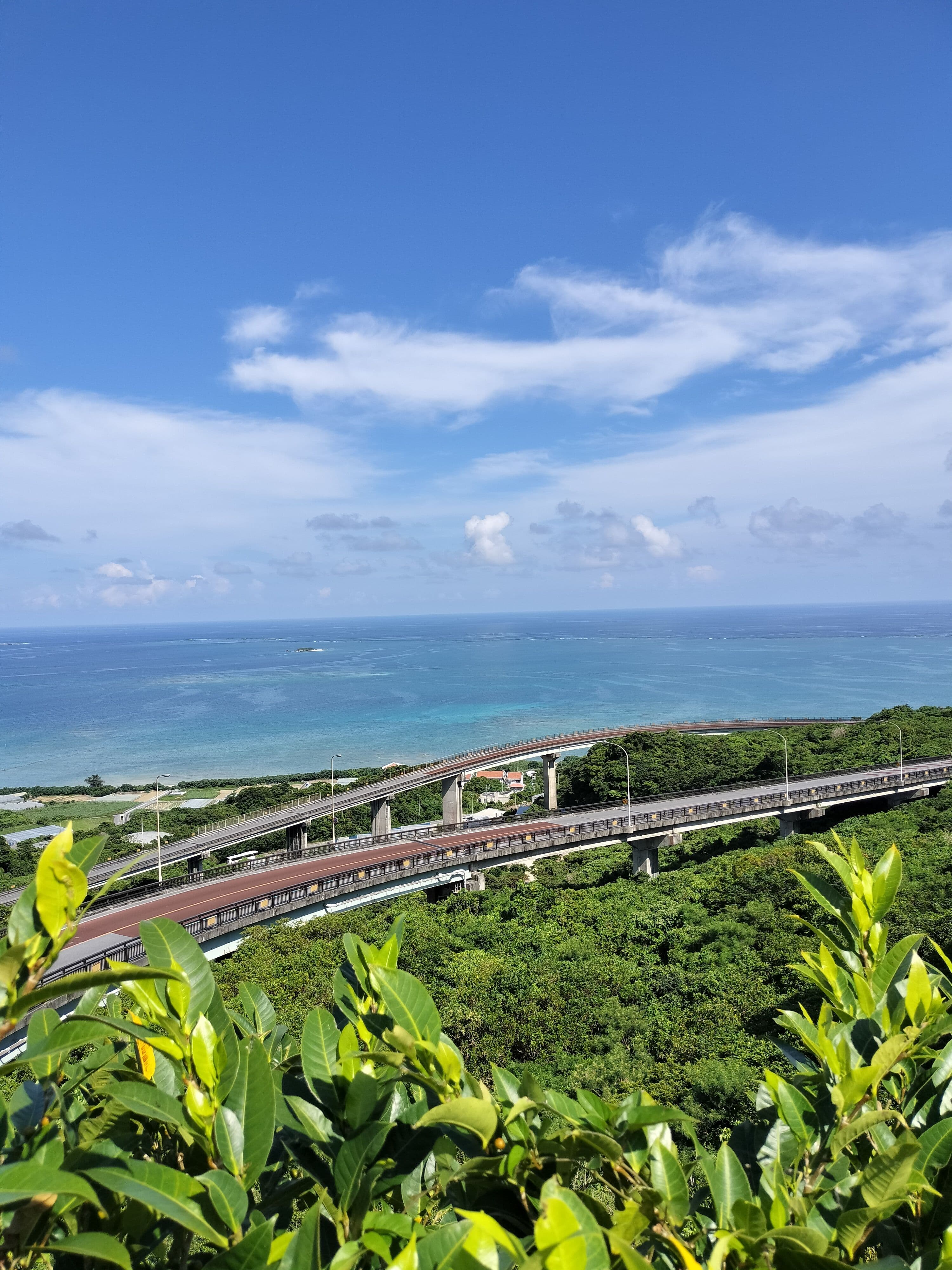 那覇のやちむんと南部の絶景|ニライカナイ橋と海辺の黒糖ぜんざい